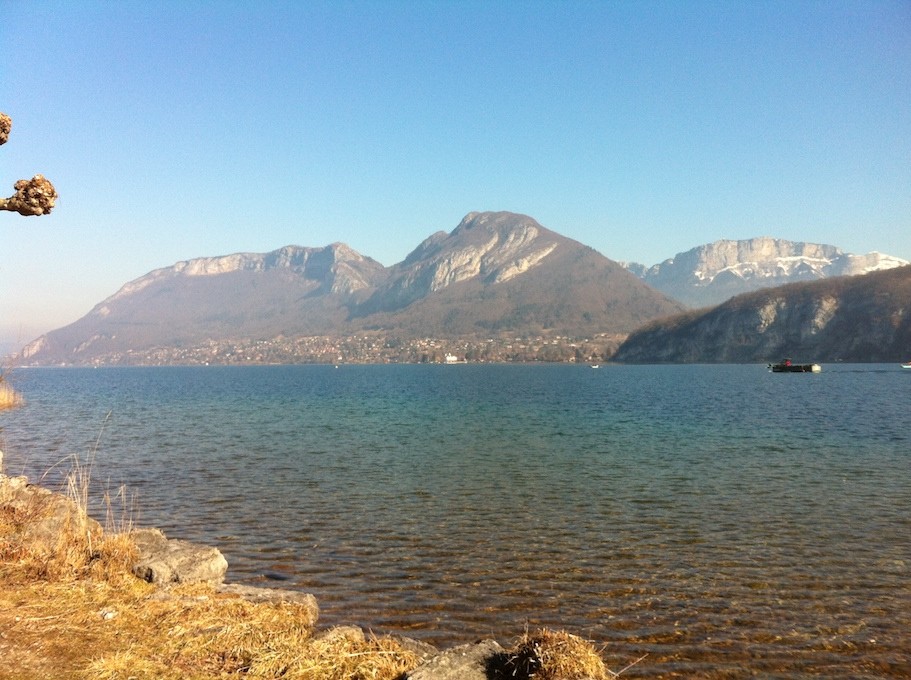 Le lac d’Annecy, au pied des montagnes.