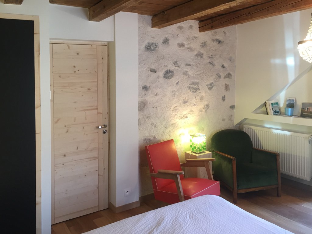 plafond 1873 murs chaux mobilier vintage