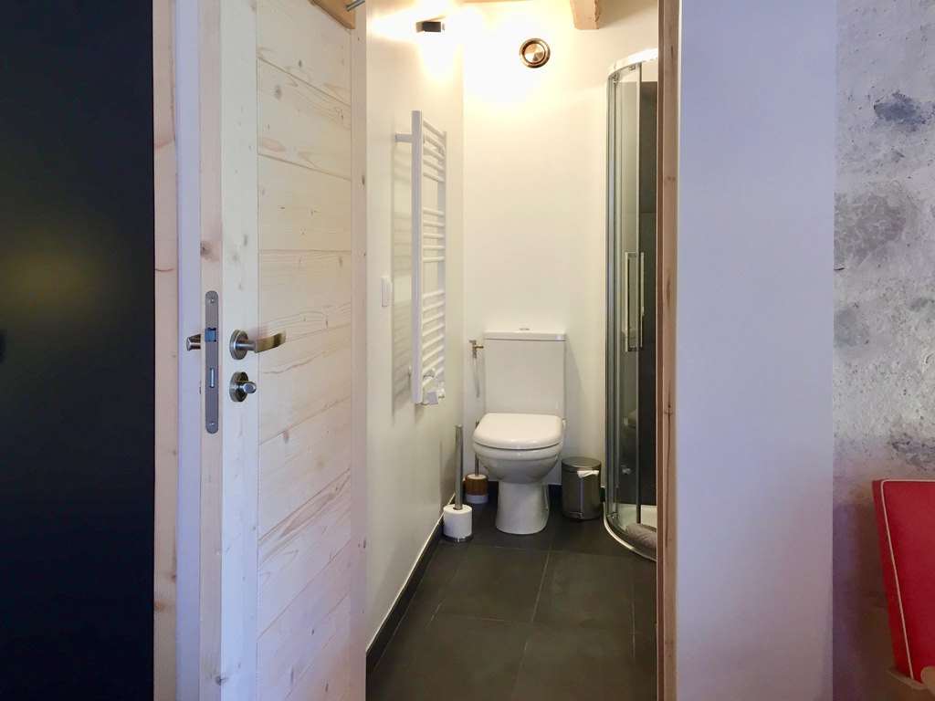 salle d eau wc vue depuis chambre