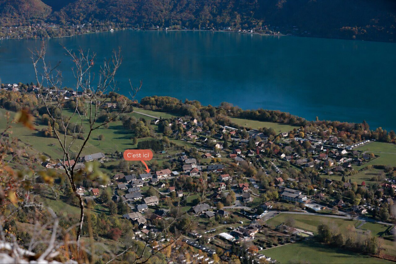Vue de Chaparon et du lac d’Annecy avec La Pelouse indiquée