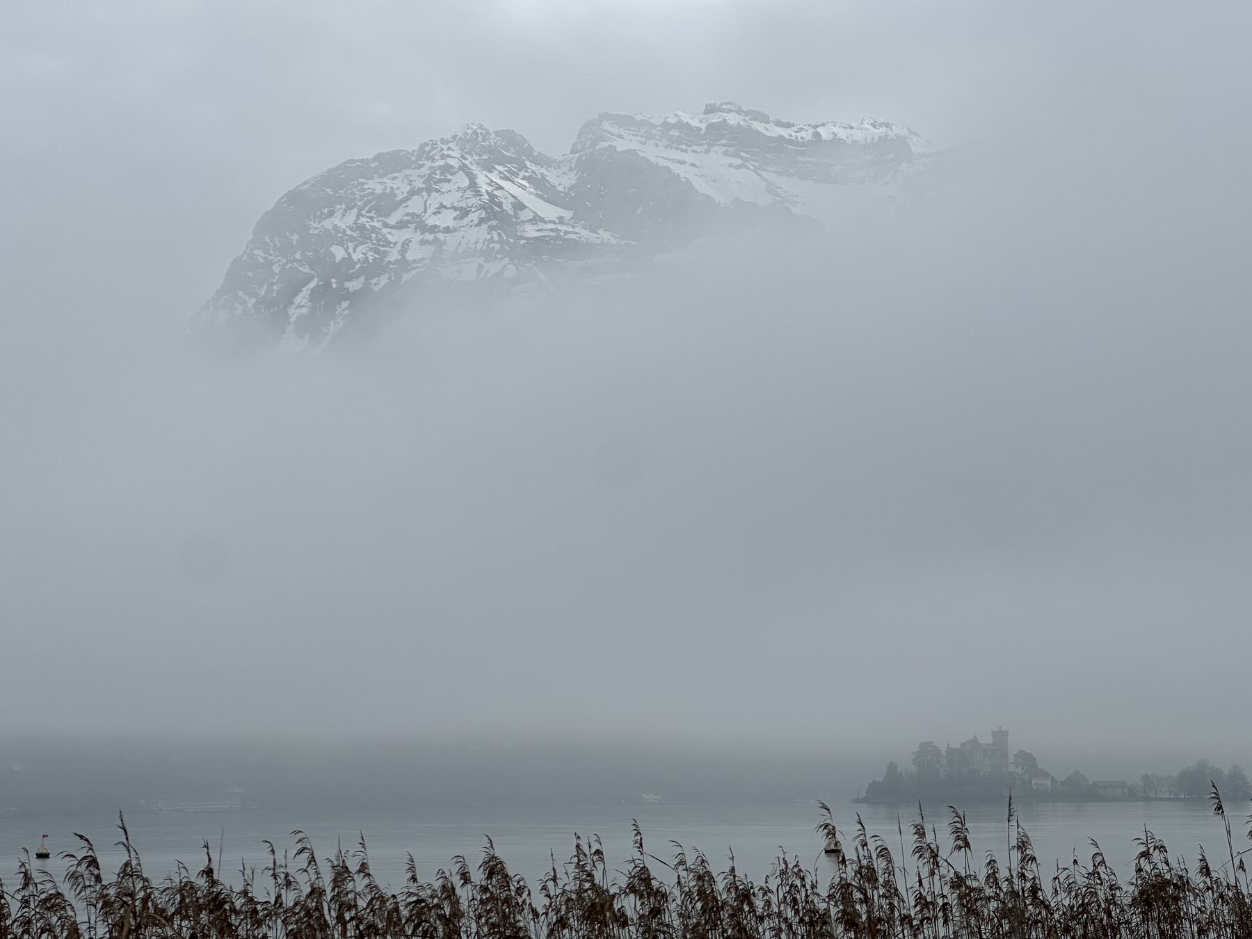 La Tournette et le château de Duingt dans la brume