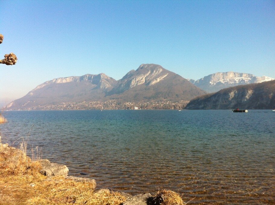 Le lac d’Annecy au pied des montagnes