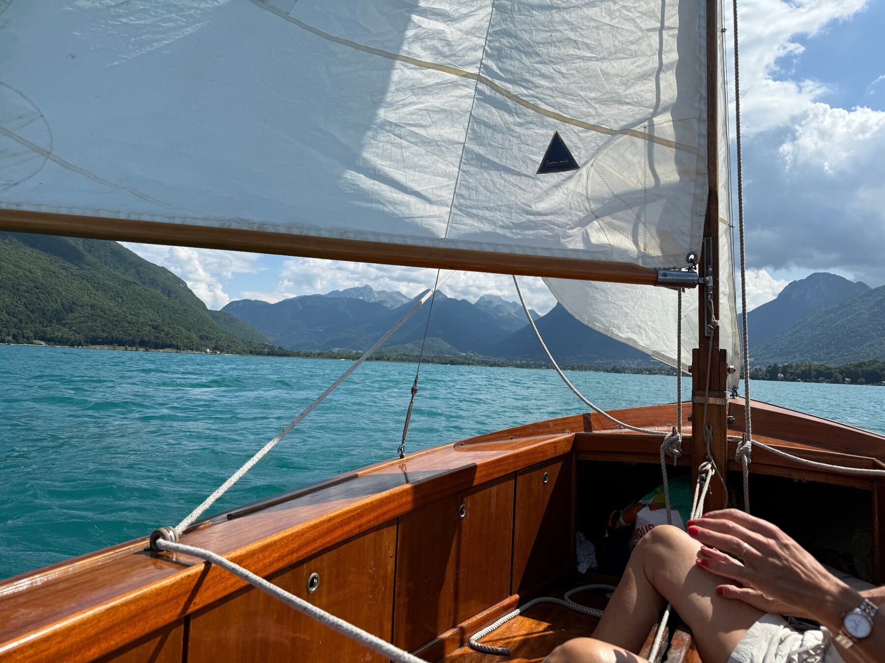 Navigation en voilier traditionnel sur le lac d’Annecy