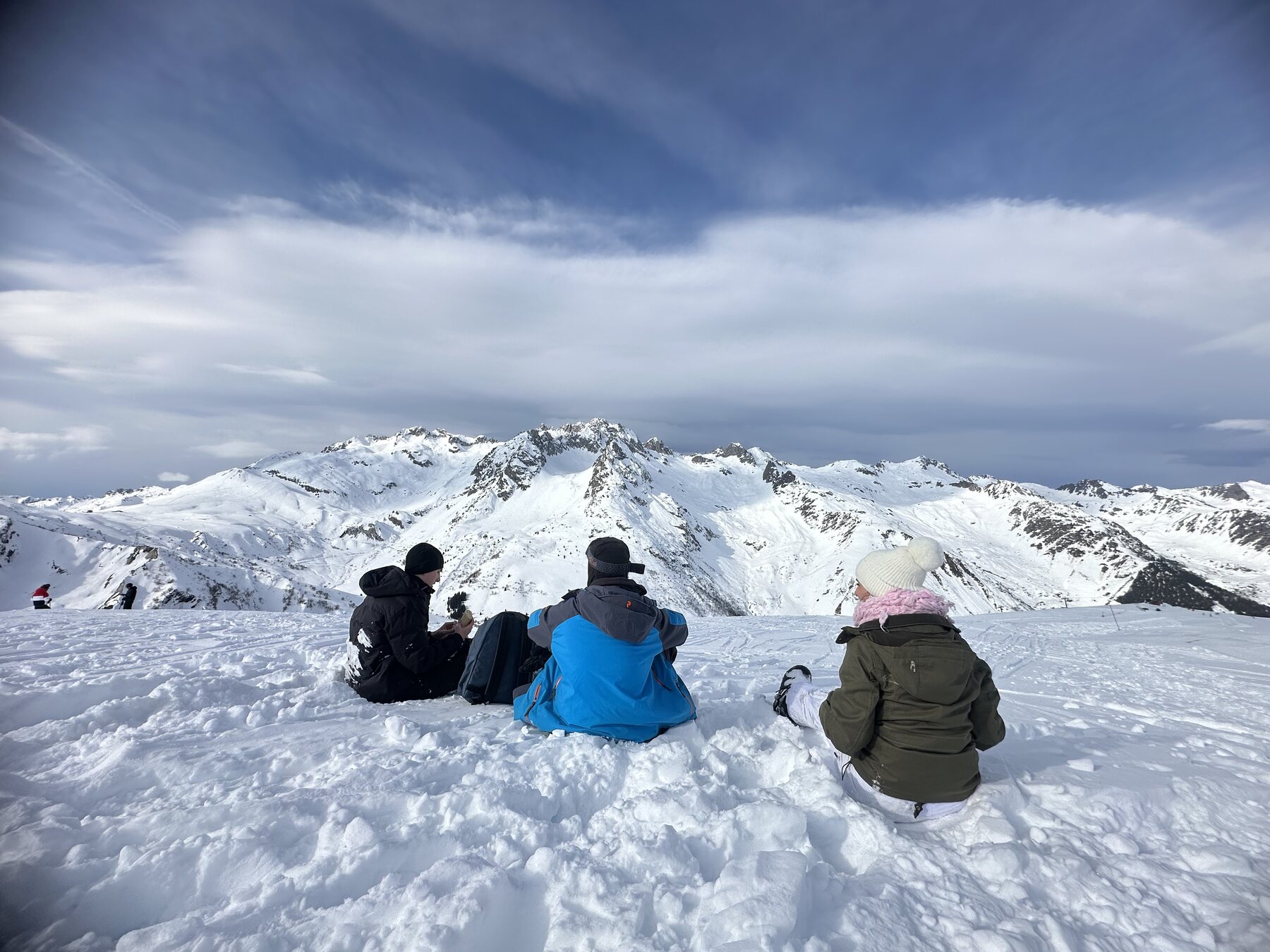 Pause dans la neige face aux montagnes